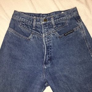 VINTAGE HIGHWAISTED JEANS